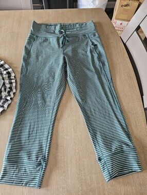 HALARA Teal & White Striped Capri Leggings
